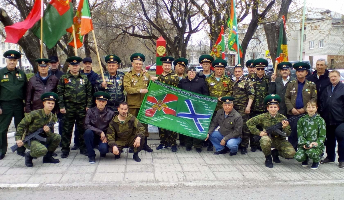 Вот так Артемовские пограничники встречали зеленое знамя с Алапаевска перед 100-летием погран войск. Потом отвезли его в Реж для дальнейшего шествия по Свердловской области